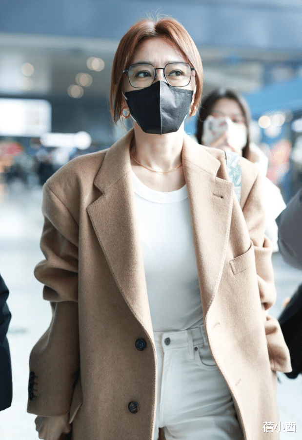 秦岚|“秦岚”的气质真开挂了,穿驼色大衣配小白裤走机场,时髦又高级