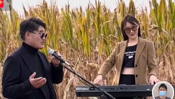 |大衣哥朱之文在苞米地里唱歌，穿西装戴墨镜，网友：什么玩意！