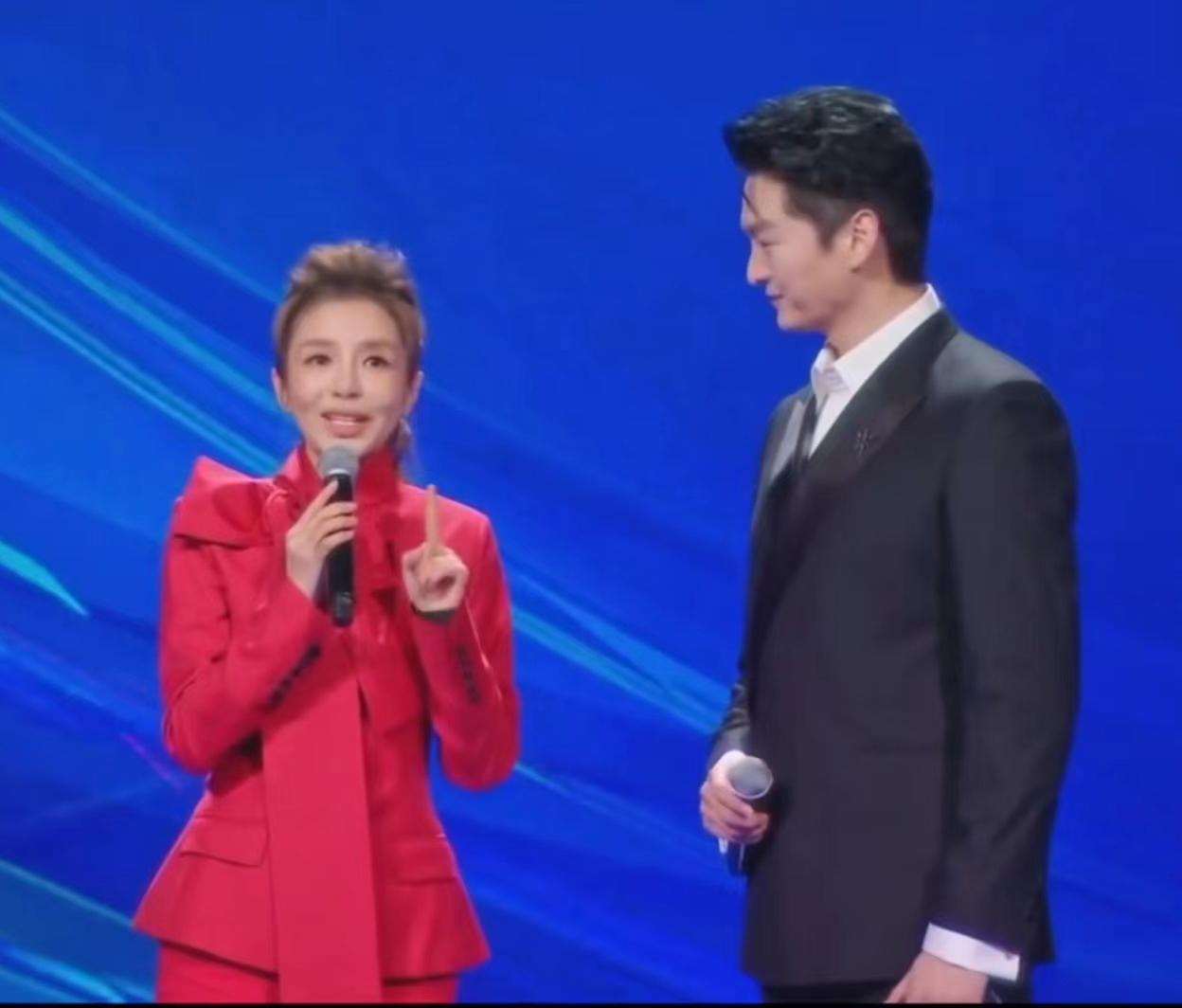 朱迅|朱迅现身路边摊，排队吃肉夹馍无人认出，网友直呼越来越像蔡明