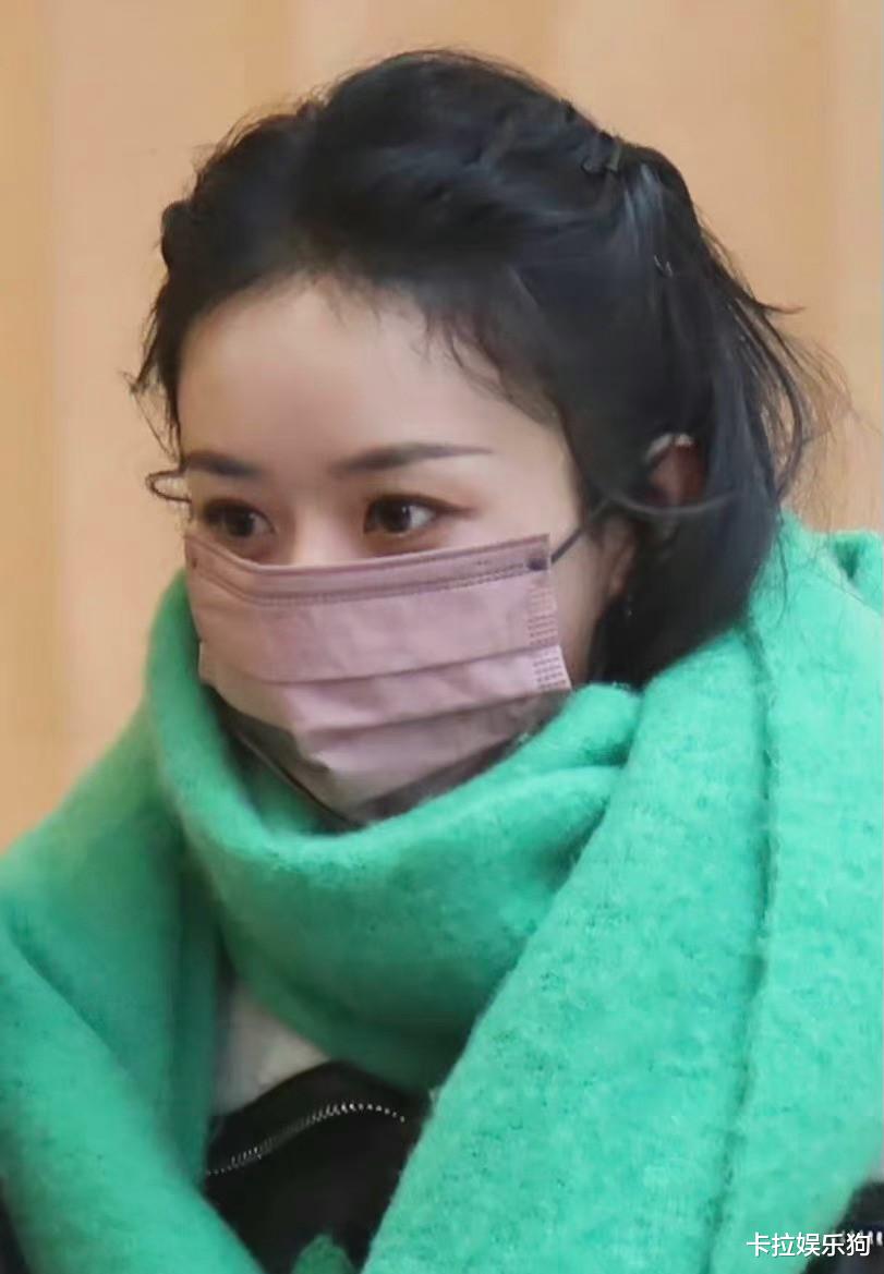 赵丽颖|赵丽颖现身春晚彩排现场,绿色大围巾保暖舒适,颖火虫们太热情
