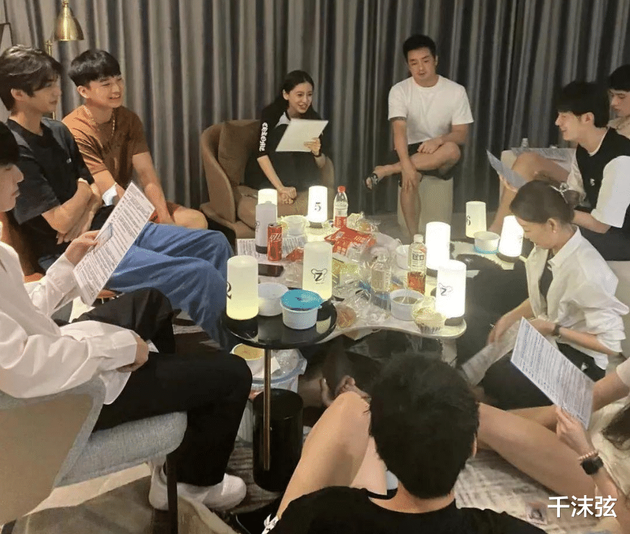 聚会|baby私下聚会视频曝光！打扮娇艳小腹微凸，唱歌跑调自嘲难听