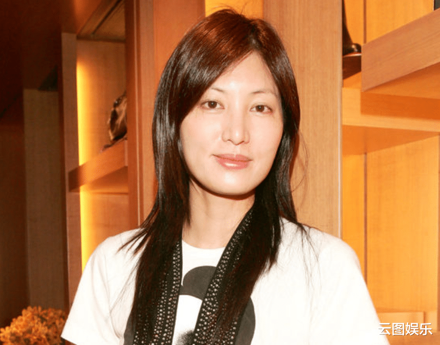 周嘉玲|港姐周嘉玲嫁印度人近况!51岁染绿发太时髦,名校毕业转行卖童装