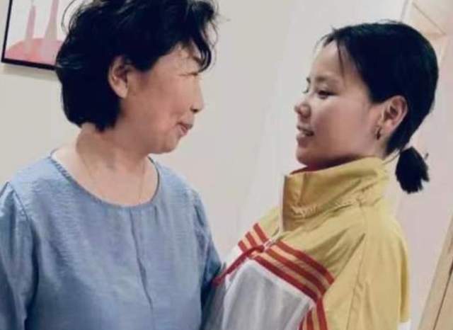 杜新枝|尴尬!杜新枝对直播间粉丝超热情,却对亲儿子姚策过于冷漠真心酸