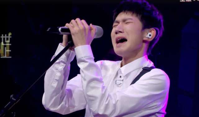 江照黎明|大型双标现场！朱一龙室内抽烟网友赞声一片，与王源风评迥然不同