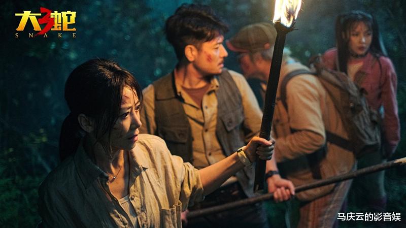 大蛇3|《大蛇3》上映,大蛇战恐龙,简单粗暴,有趣的爆米花电影
