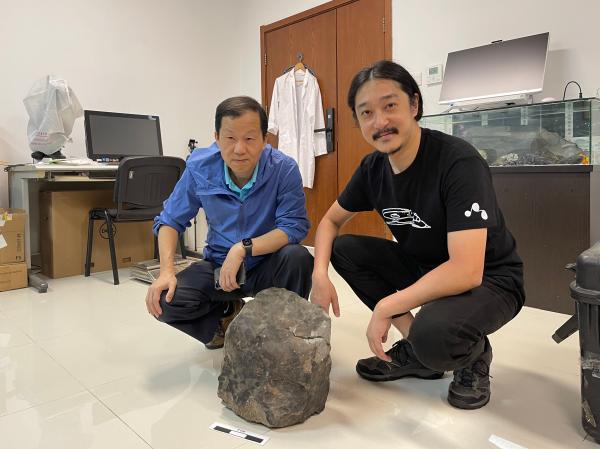 ?上海陨石收藏家花数百万元购得目击陨石,紫金山天文台研究后得出结论