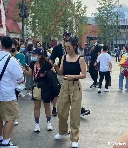 李冰冰|徐静蕾草率了!穿黑裙脸纹多还显老相,没打扮精致的李冰冰漂亮