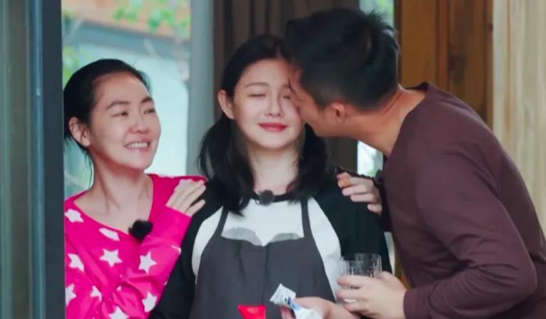 汪小菲|汪小菲过往经历被扒，疯批人设彻底实锤，张兰强势教育再引热议