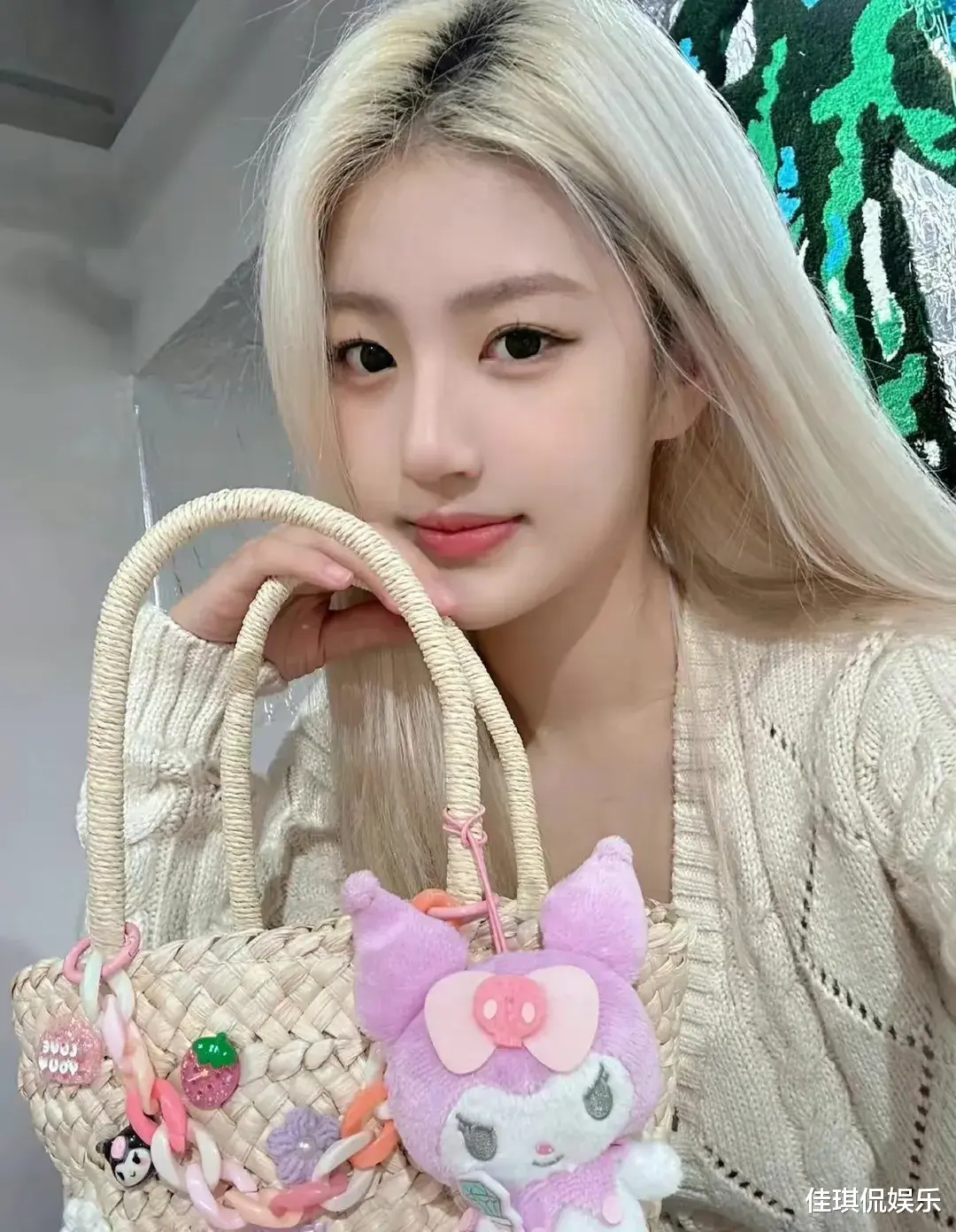 王思聪|王思聪穿2万外套、6万鞋子,陪白发辣妹吃螃蟹!