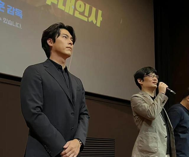 玄彬|玄彬电影观影人数突破600万，和演员们合影满脸笑容，41岁帅气有型