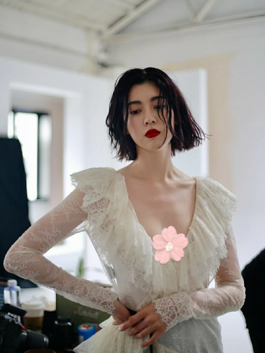 靠短发赢得辨识度，人美又会打扮，难怪“三吉彩花”成周董mv女主