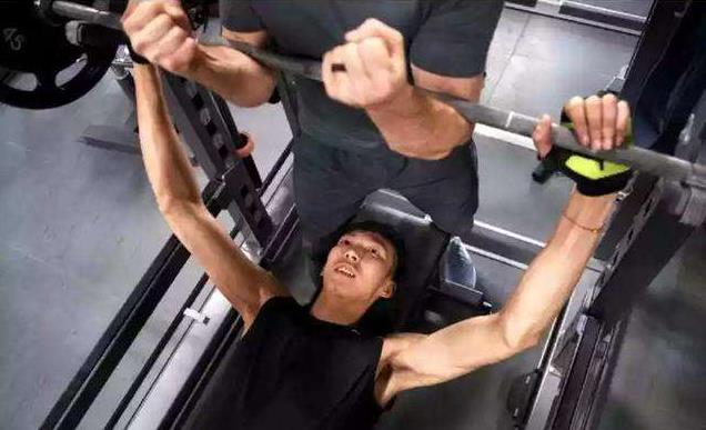 易建联|周琦卧推，易建联卧推，姚明卧推，没有对比就没有尴尬！