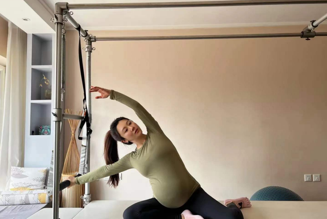 孕期|宋丹丹儿媳怀孕肚健身!高空劈叉双腿超细,挺大肚后仰十分危险