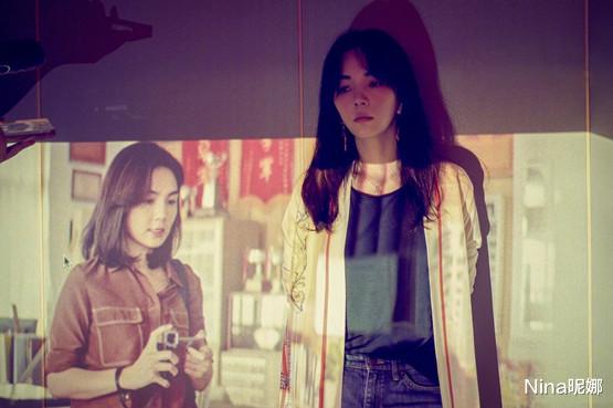 ella|Ella陈嘉桦久违亮相变美,穿白色连衣裙气色好,频频撩发秀美背超自信