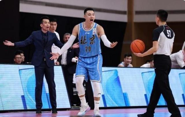 翟晓川|18倍镜捕捉雅尼斯寒心一幕，翟晓川飞踹鼓掌嘲讽，丧失底线须严惩