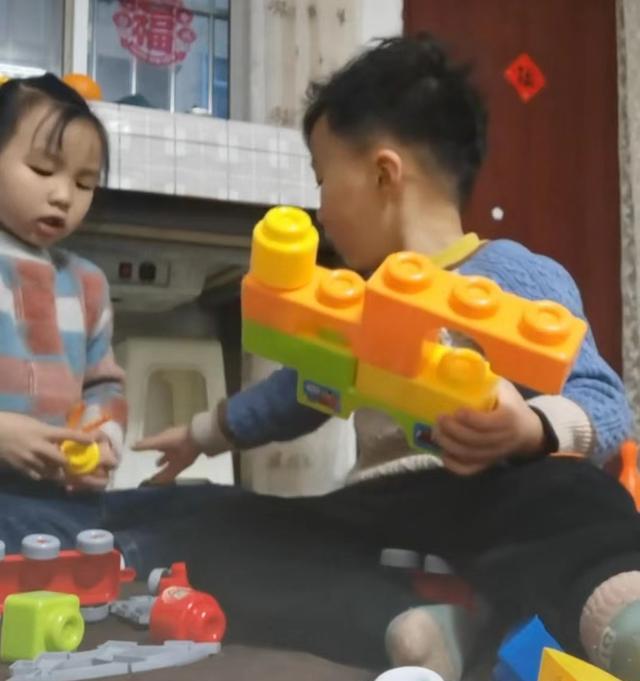 奇奇|萌娃来袭！田静父亲罕见分享俩萌娃近照，奇奇悦悦同框互动超有爱