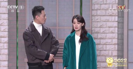 张小斐|张小斐虎年春晚又火了！1万多块的大衣瞬间卖空，眼妆也上热搜了