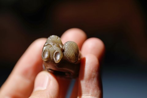 |清代和田玉云上兽方形坠