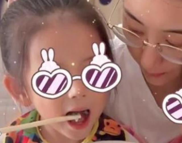 方媛|天王嫂方媛晒带娃日常，展露素颜抱2女儿喂饭，为郭富城牺牲太多