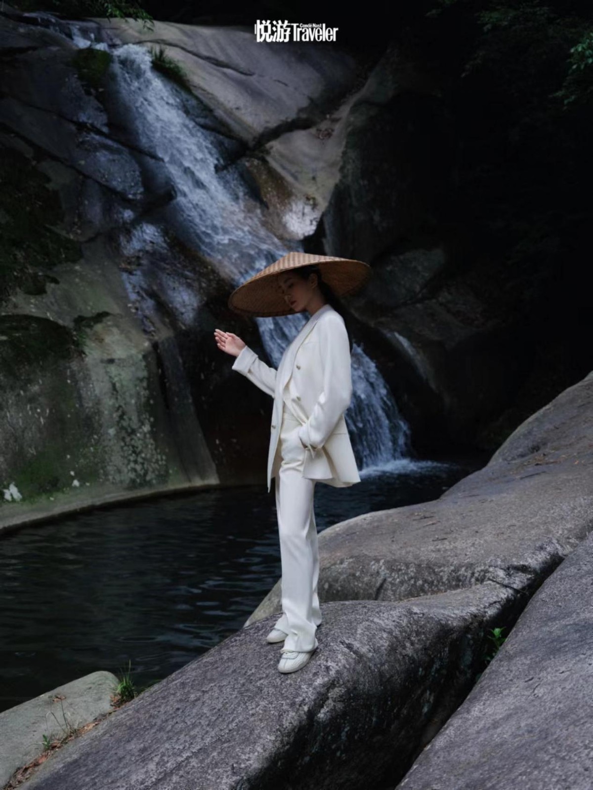 刘诗诗|刘诗诗新大片封神！穿西装戴斗笠站在瀑布下帅成侠女，高级感绝了