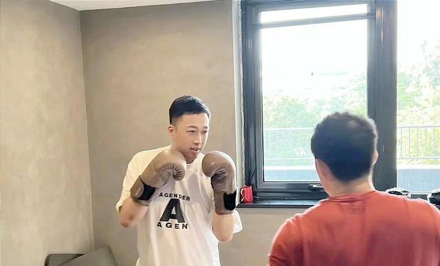 于正|于正改变打法，在网络上笼络当红艺人，肖战迪丽热巴成为目标人选