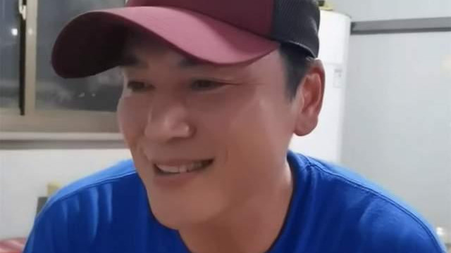 无人问津|55岁老戏骨现身餐馆无人问津！点3个凉菜太简朴，娶外国妻子生4娃