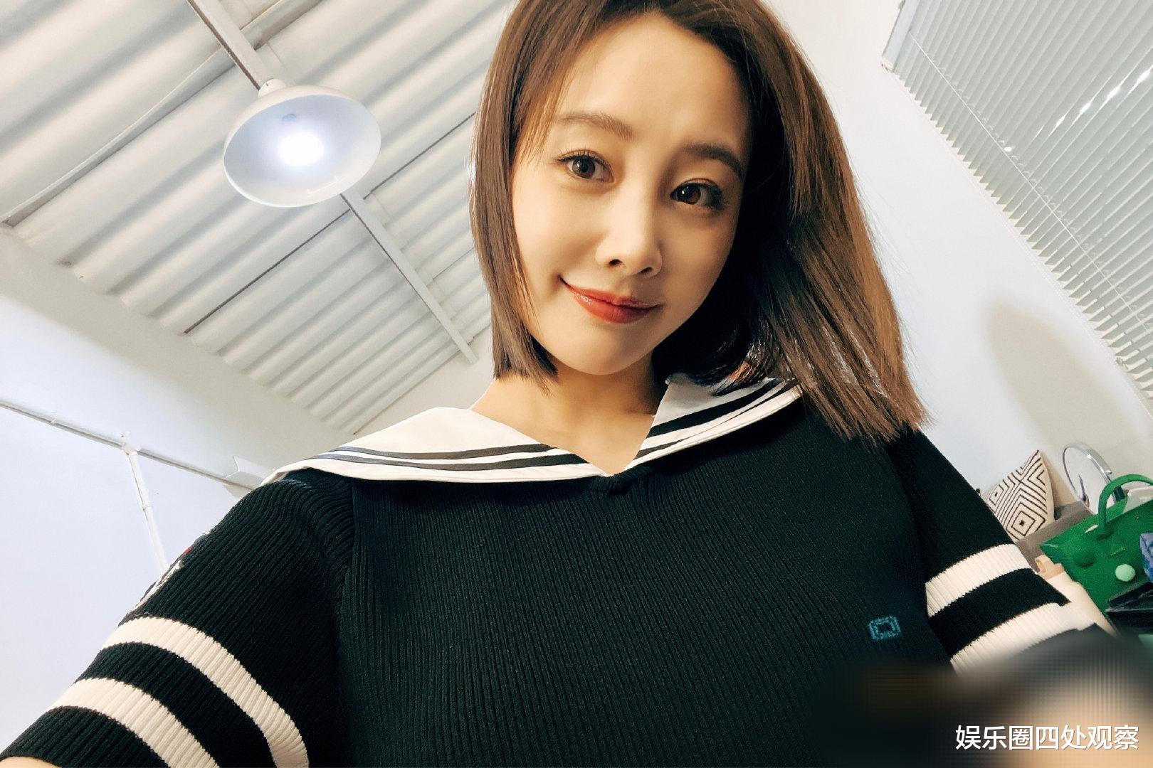 李纯|李纯一身黑色健身服健身，锻炼很有型。