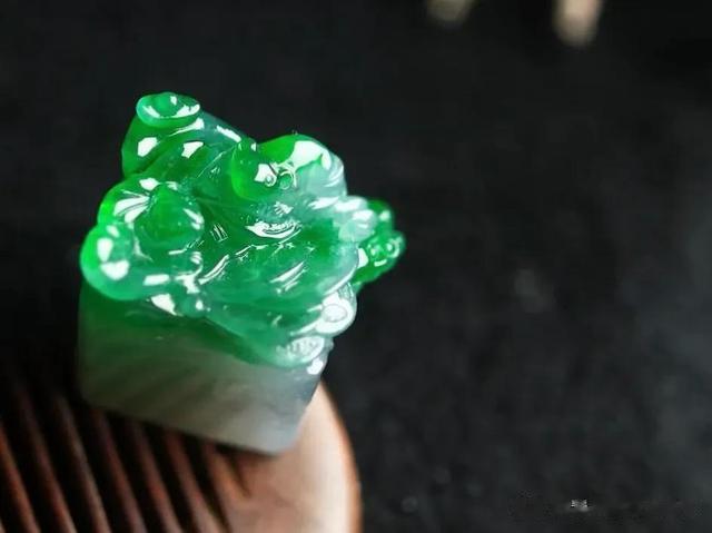 葫芦|一块小小后江翡翠原石如何取件做货,成品看着还不错