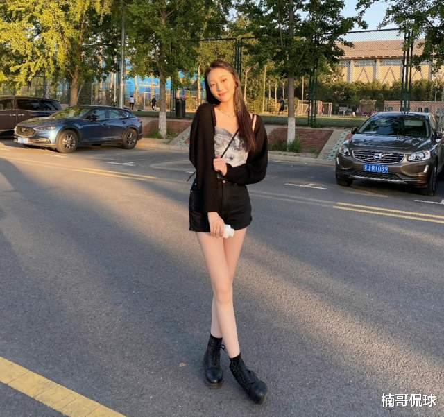 王哲林|郭艾伦前女友晒自拍照！笑容甜美令人融化，半个月不化妆依然美丽