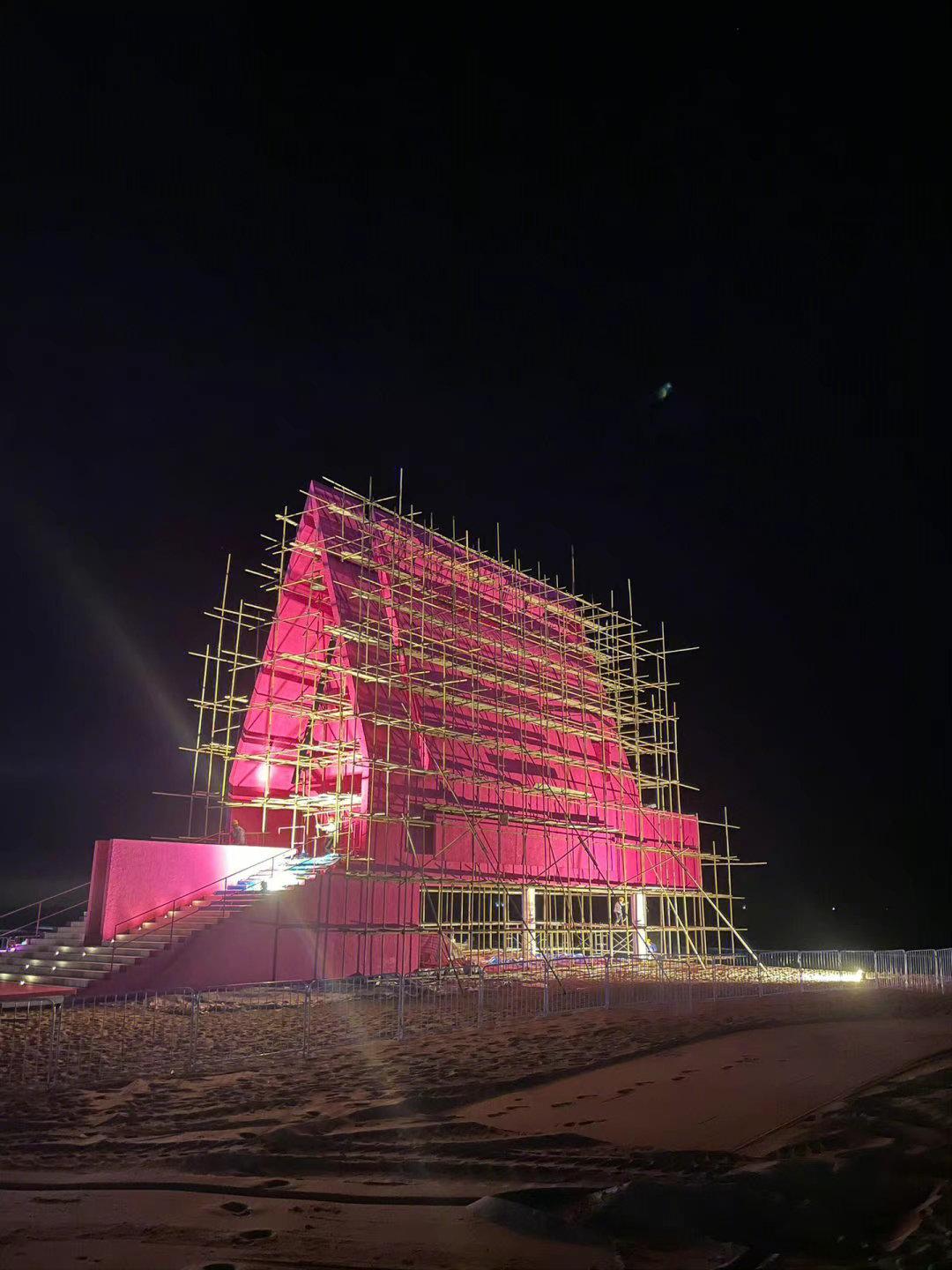 护肤品 阿那亚标志性建筑纯白教堂破格改为Pink PP颜色，激发艺术狂想