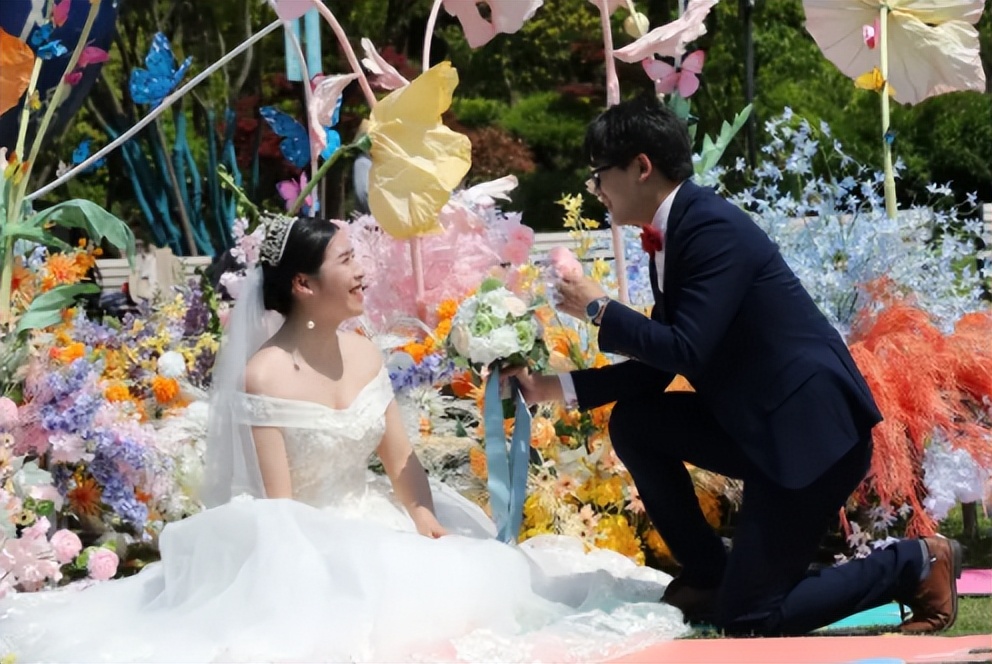 老两口退休金7000, 却成了月光族,儿媳得知后怒斥:养老别找我
