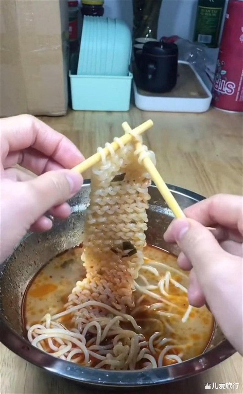 20张照片看世界:冥王星超近照,摩托车水上漂