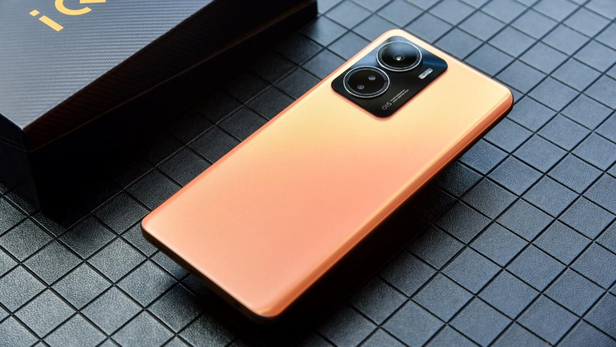 iqoo z6|iQOO Z6上手体验，又是一款卷到极致的千元“水桶机”！