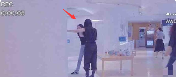 李嫣|李嫣现身儿童医院做公益,坐地上绘画接地气,穿着单薄不怕冷