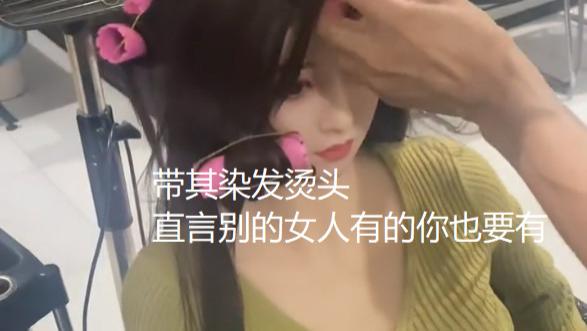 男子买硅胶娃娃当女友，带其烫头染发精心布置婚房：别人有你也有