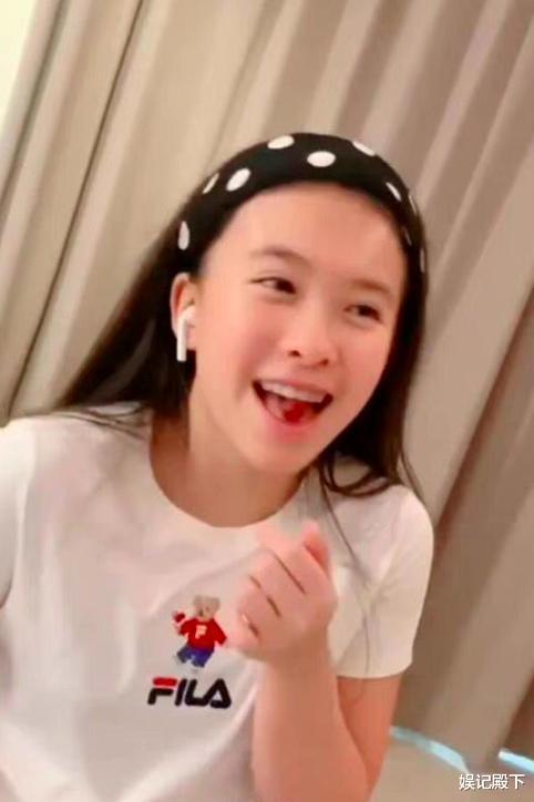 刘涛|刘涛女儿太优秀了,小小年纪不仅漂亮还贤惠,被赞新一代国民媳妇