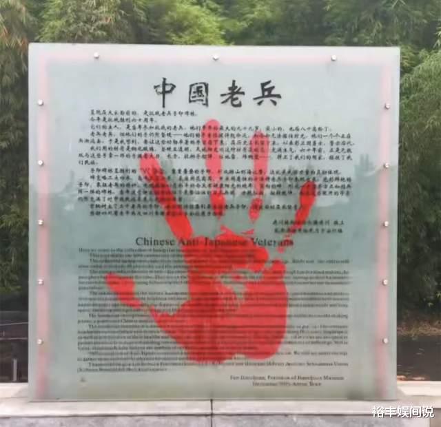 |何政军女儿近照！父女前往博物馆悼念爷爷，爷孙手掌重合画面感人