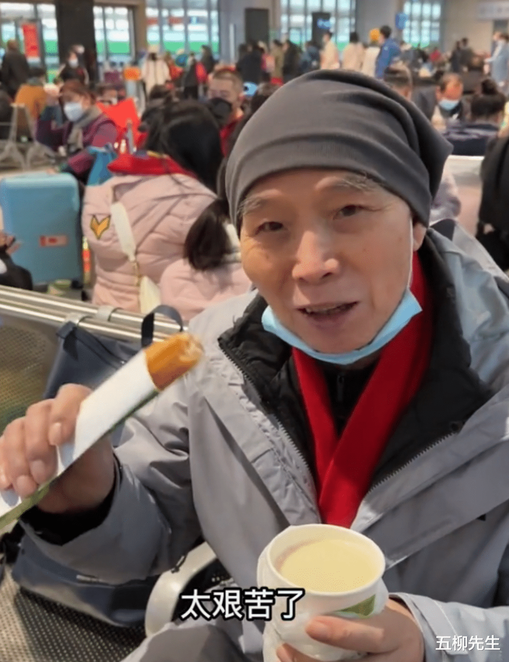 接地气!散打评书表演艺术家李伯清坐火车攀枝花过年,眉毛已花白