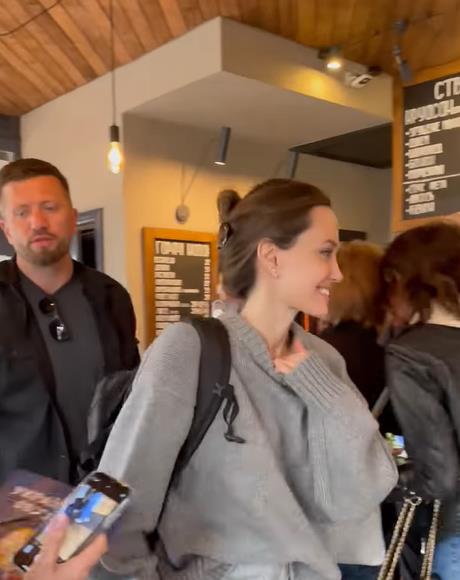 安吉丽娜·朱莉|安吉丽娜·朱莉穿运动服买咖啡依旧散发女神气质，被认出后超亲民