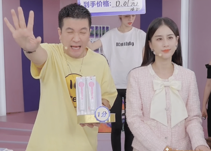 黄圣依|杨子再携黄圣依合体直播,递给对方吃葡萄干,携婆婆拍段子都喊妈