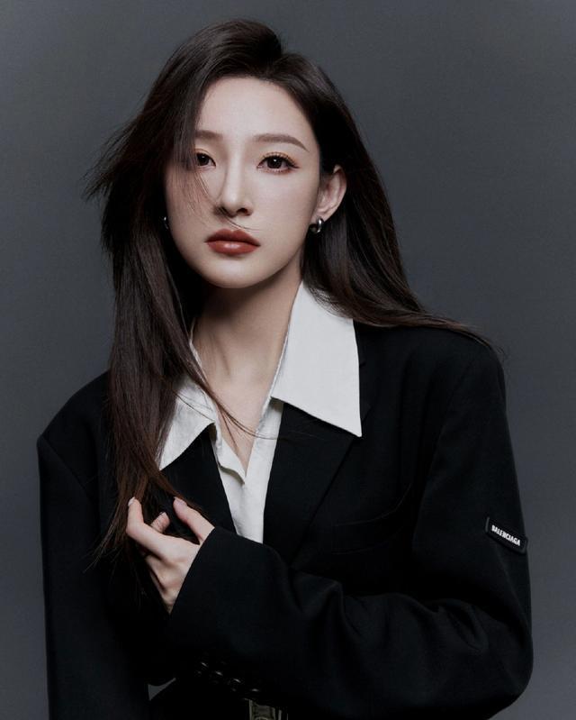 西装|职场装造型赶紧安排起来!简约通勤绝不容错过,更好彰显出气质范