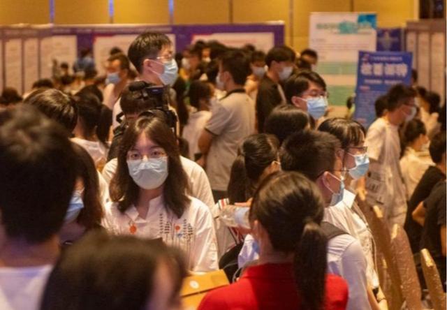 求职|毕业生上岗不久便想走？2022又一事业岗位迎来离职期，原因很现实