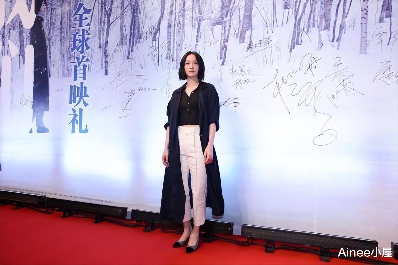 周迅|周迅刘若英都穿薄透衬衫,配白裤显出好身材,中年都挺有气质