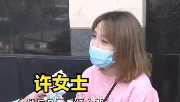 浙江杭州,一女子背着16万元包包去吃饭,店员不小心将饮料倒在了包上