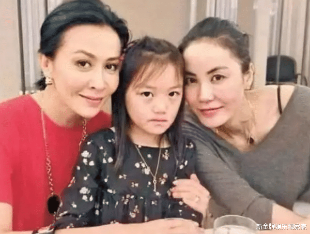 李嫣|爸爸李亚鹏结婚半月后，15岁李嫣晒母女同框油画，衣品比油画抢镜