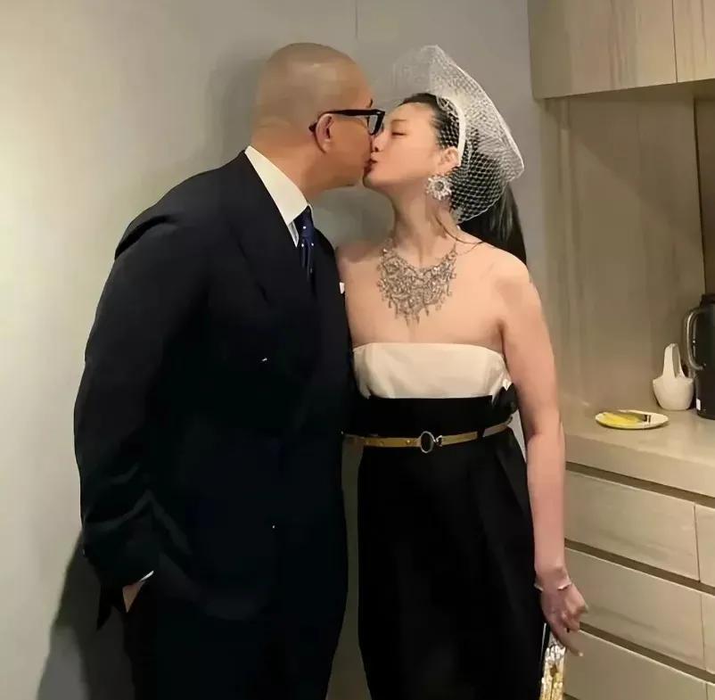 胡杏儿|胡杏儿婚姻VS大S具俊晔:老公吃软饭,五年三胎,还得赚钱养家