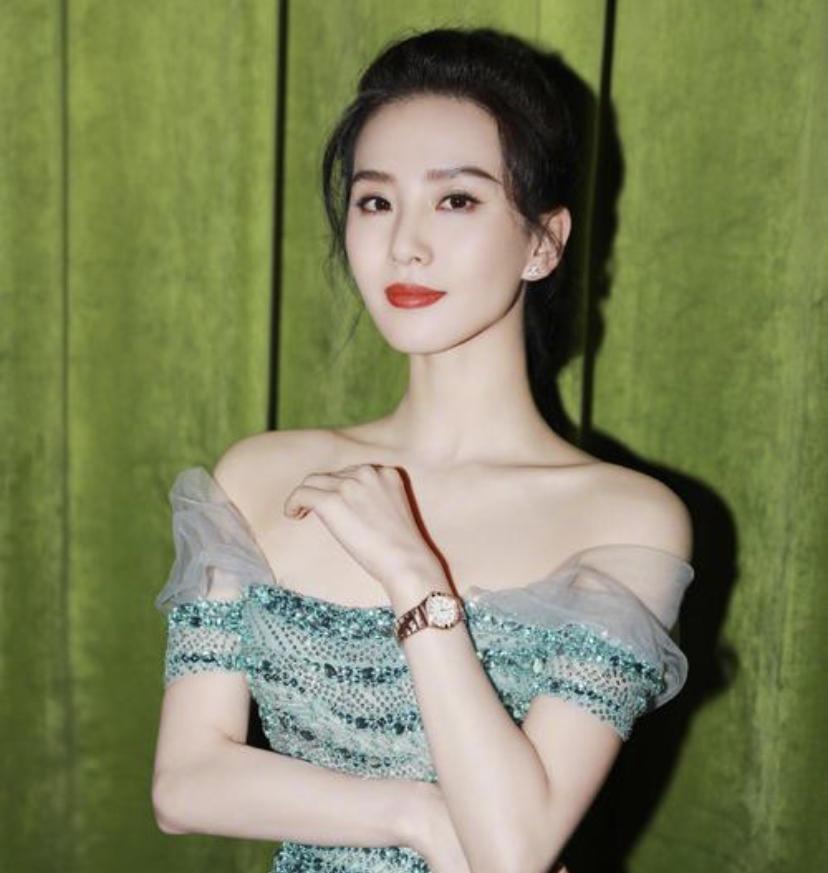 同样是“女警照”,把颜丙燕和杨幂等人放在一起看,差别就出来了