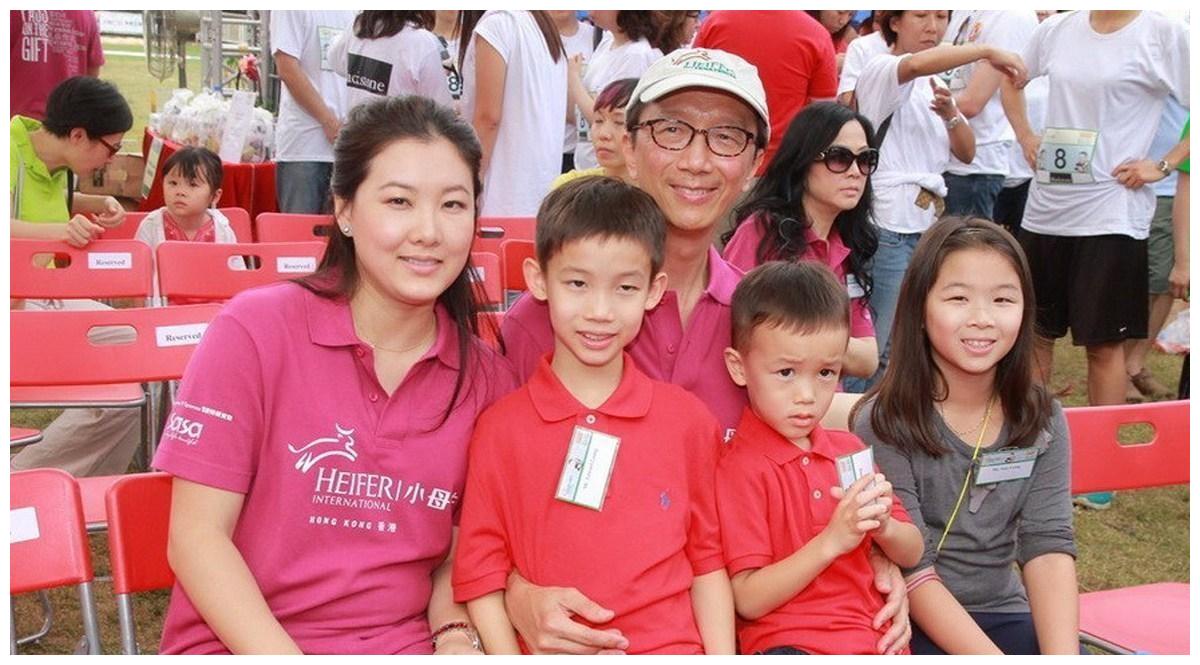 伏明霞|跳水皇后伏明霞近照，44岁的她，苍老得很厉害，比同龄人显老多了