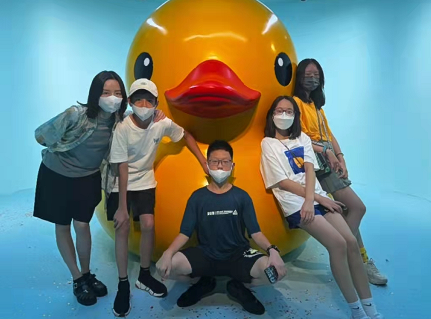 董洁|董洁儿子近照曝光，13岁顶顶五官似杨洋，帅气消瘦双腿细直