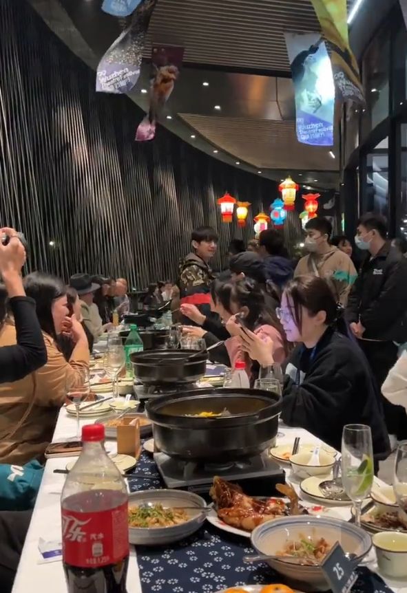 何炅|乌镇长桌宴偶遇何炅，穿搭时尚被赞帅气，与粉丝打招呼暴露身高